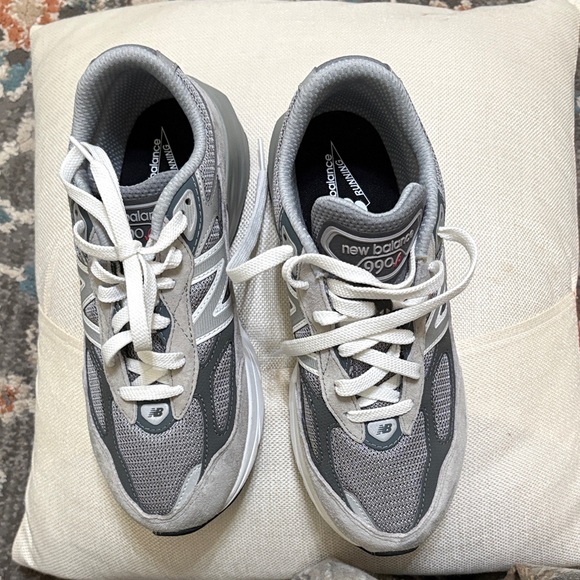 New Balance FuelCell 990v6 Lace in Gray and White (Boys Size 6.5 US, 39 EU) - Picture 1 of 11